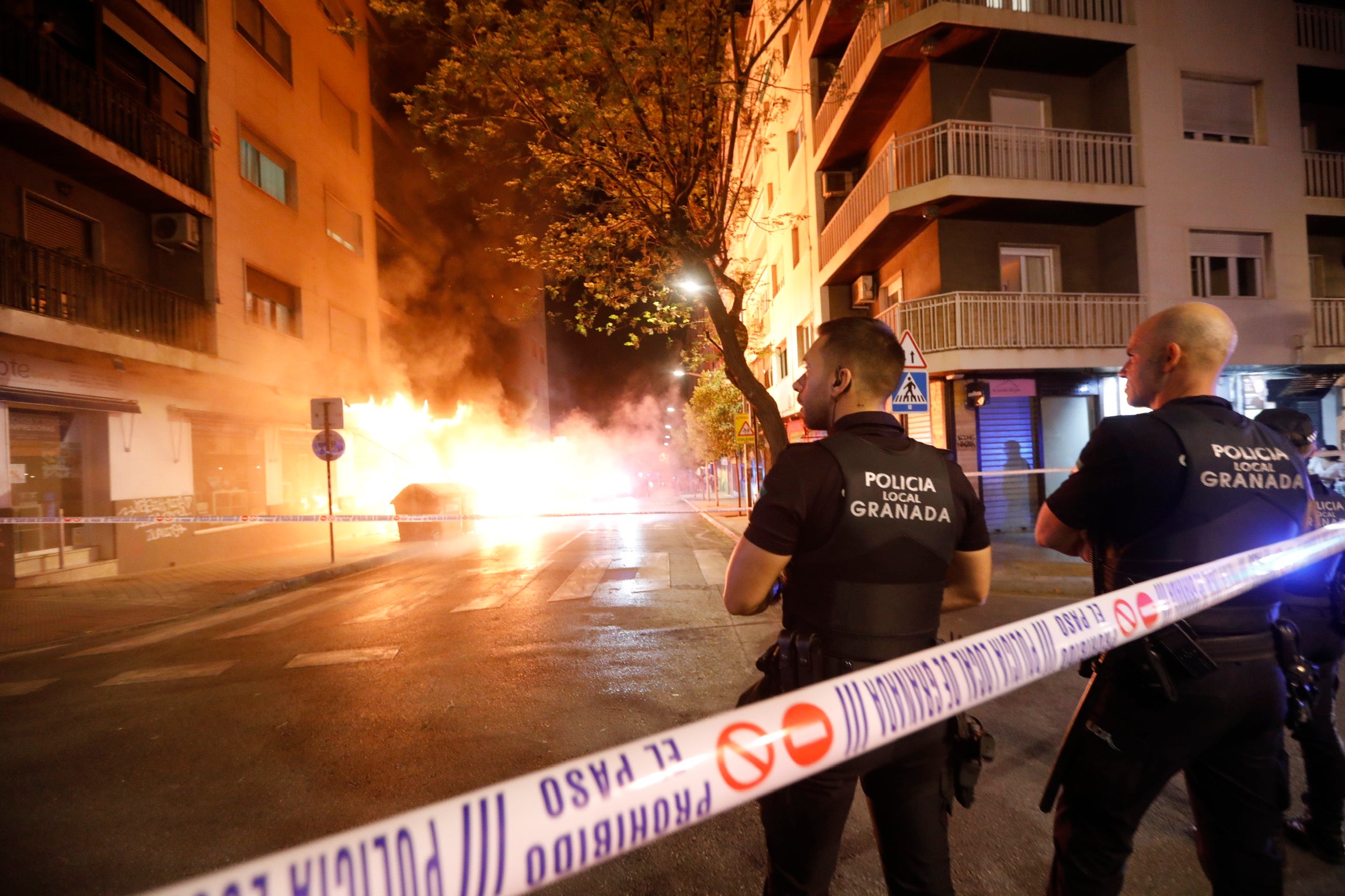 Los bomberos trabajan para sofocar las llamas.