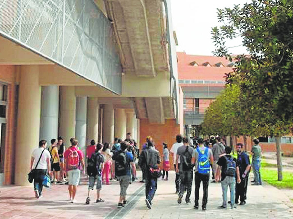 Andalucía cuenta actualmente con diez universidades públicas y una privada y 34 campus. 