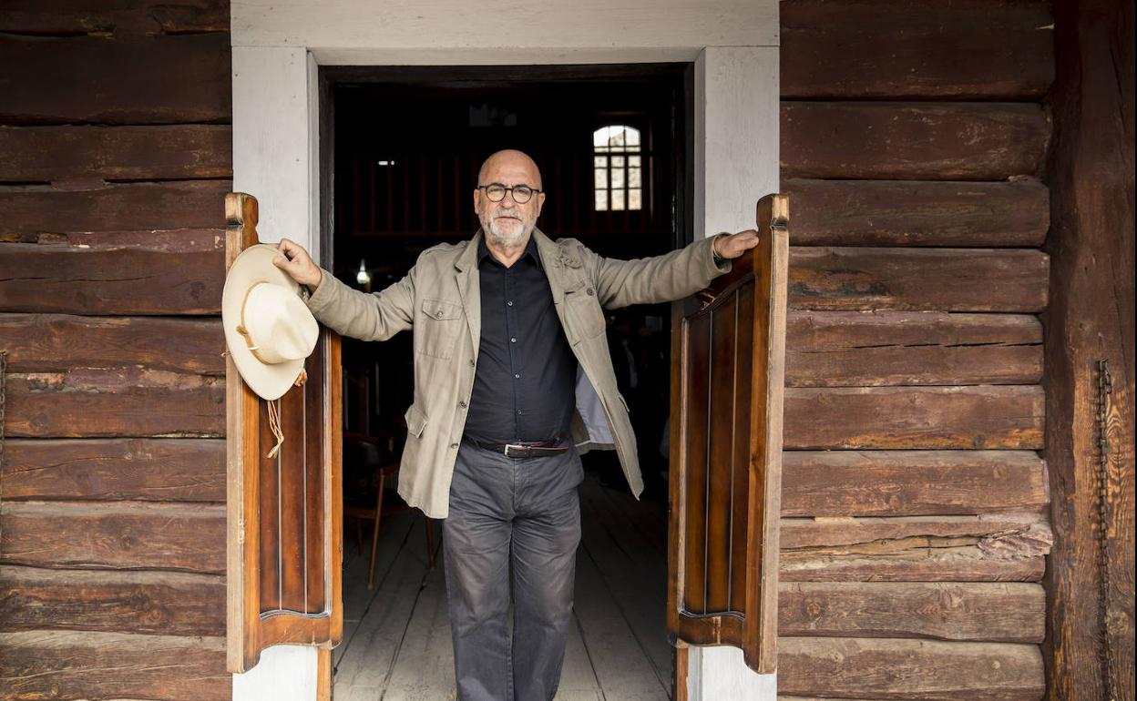 Rosado Cobián, en el poblado Western Leone. 