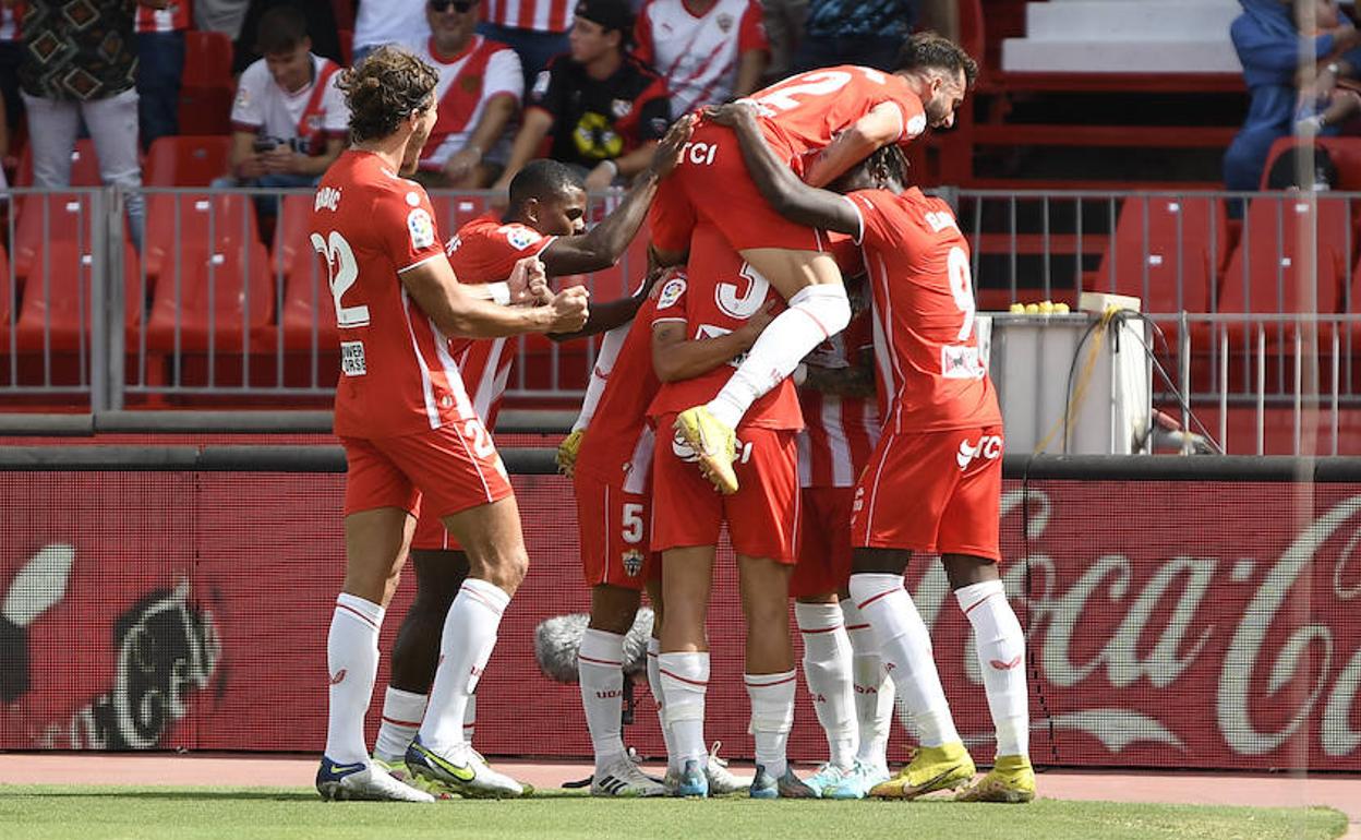 El Almería 'celebra' la buena relación entre el disparo y el gol. 