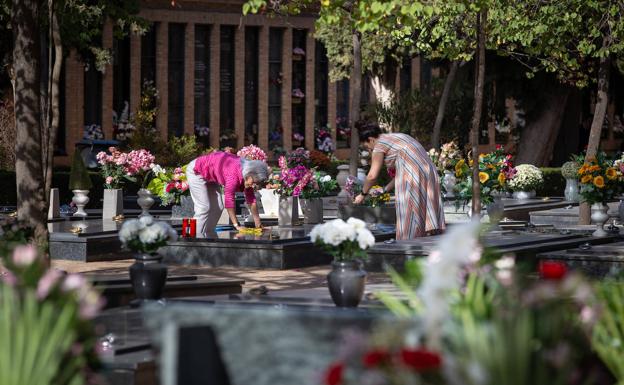 Imagen principal - El cementerio se ha llenado hoy de vida. 