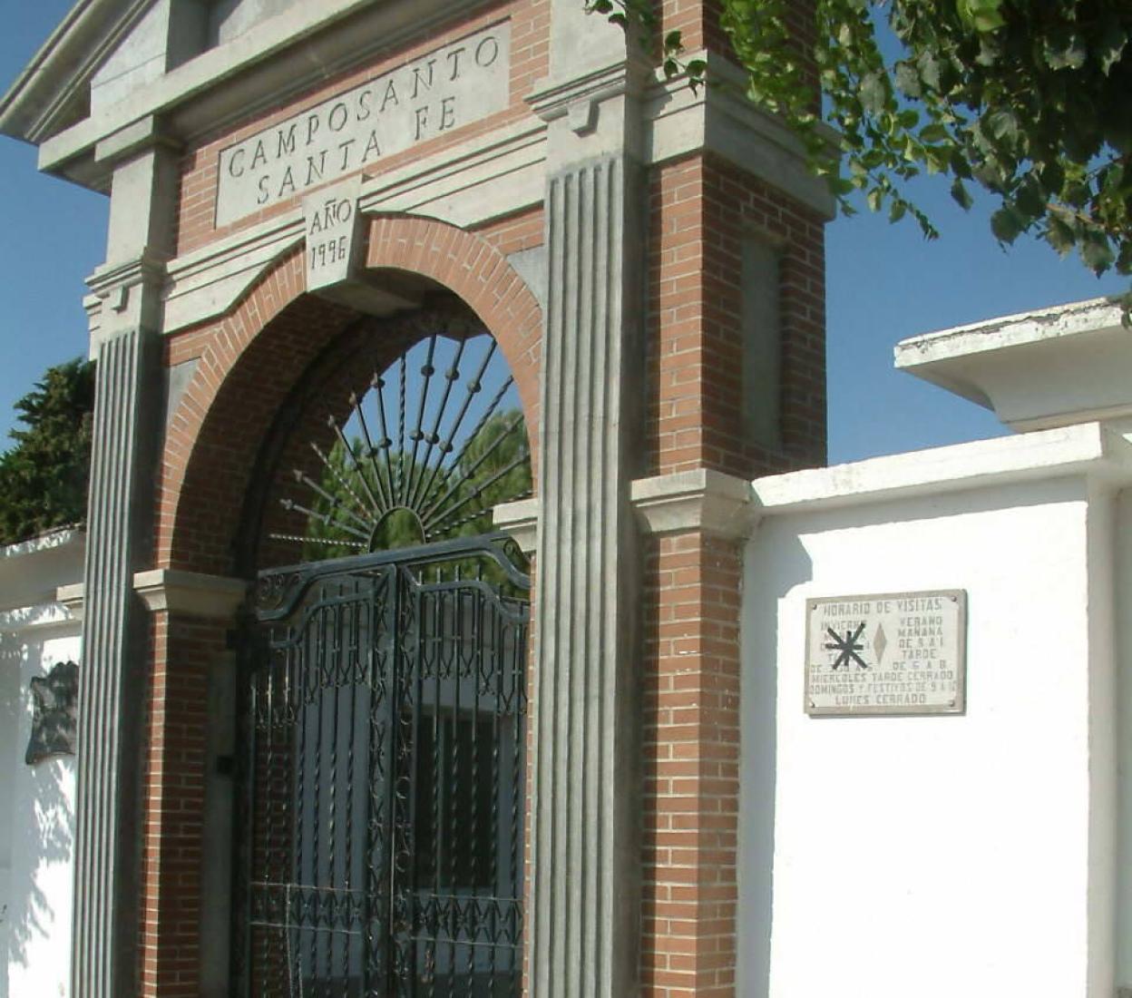 Vista de la puerta de entrada al cementerio de Santa Fe.