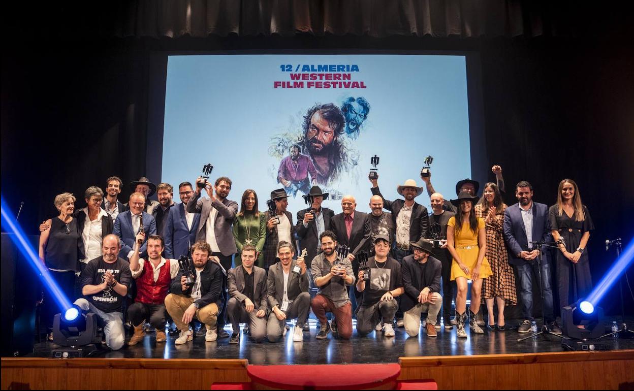 Foto de familia de los galardonados. 