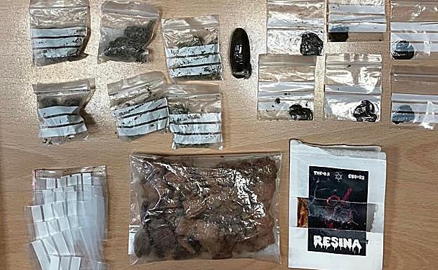 Parte de lo que llevaba uno de los chicos en una bolsa. 