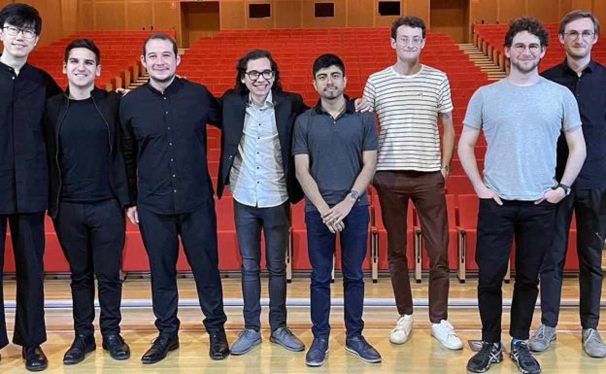 Los ocho semifinalistas del II Concurso Internacional de Dirección de Orquesta de la Universidad de Almería. 