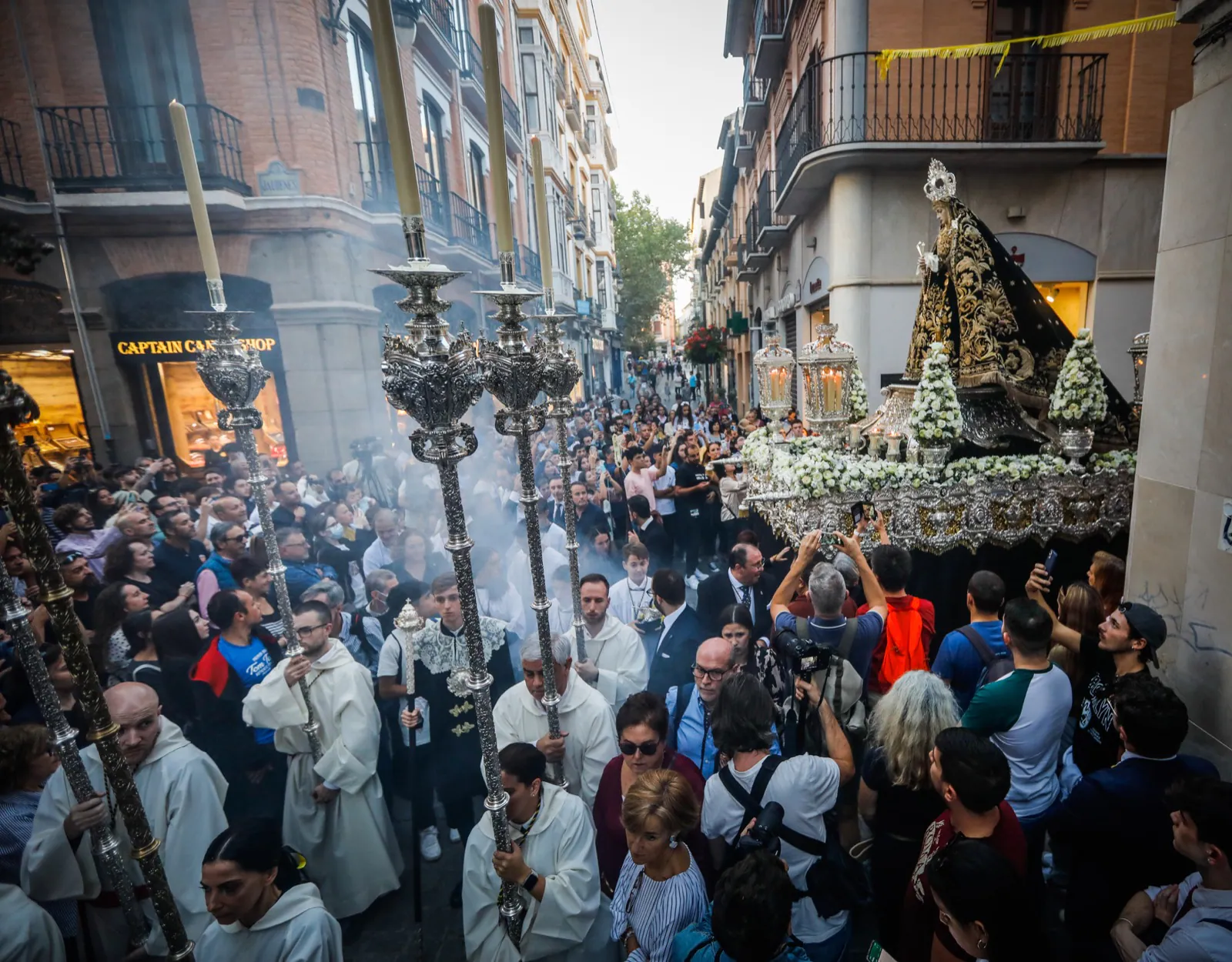 Fotos: Las imágenes de la procesión de coronación de la Soledad en Granada