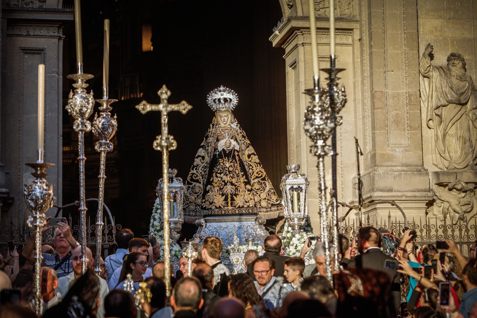 Fotos: Las imágenes de la procesión de coronación de la Soledad en Granada