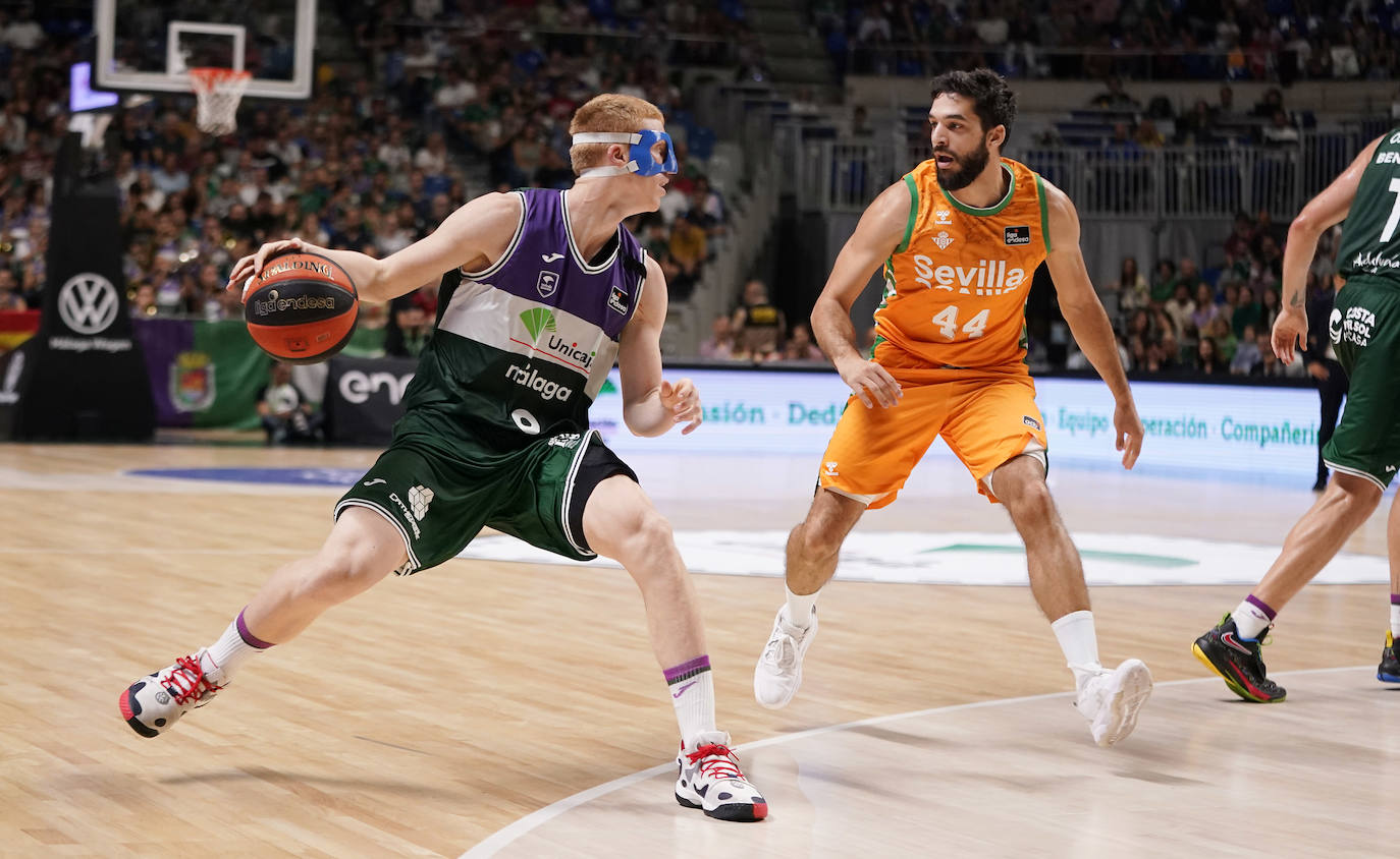 Alberto Díaz protege el balón ante Pepe Pozas en el Unicaja - Betis. 