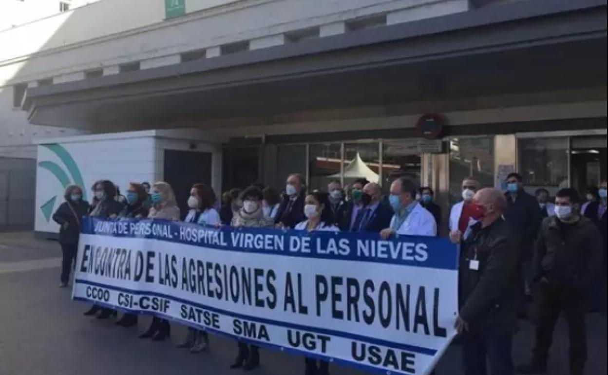 - Imagen de archivo de una concentración por una agresión a un médico de Urgencias del Virgen de las Nieves.