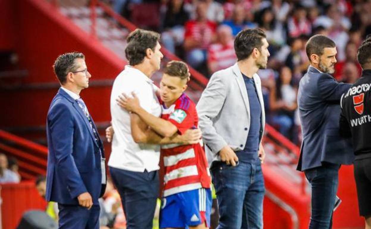 Aitor Karanka abraza a Bryan Zaragoza al sentarle tras su primera y de momento única titularidad, contra el Huesca en Los Cármenes. 