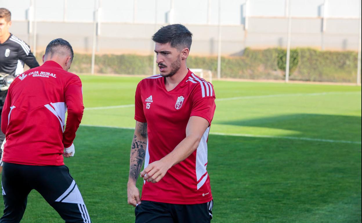Carlos Neva, durante un entrenamiento reciente en la Ciudad Deportiva.