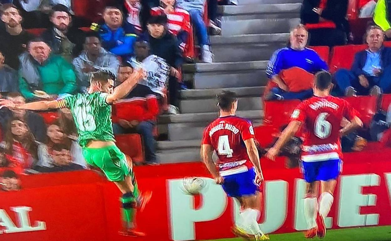 El balón da en la mano que tiene pegada al cuerpo. 