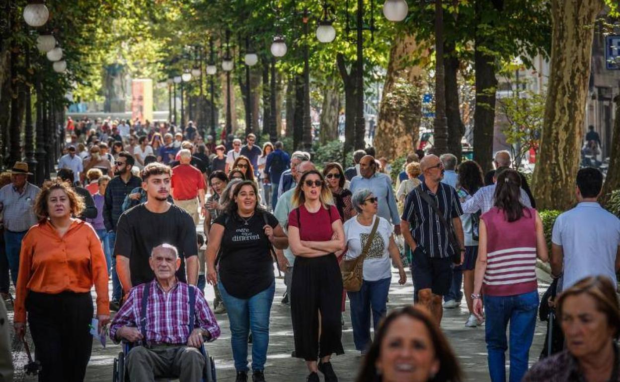 Ambiente turístico en el pasado puente en Granada. 
