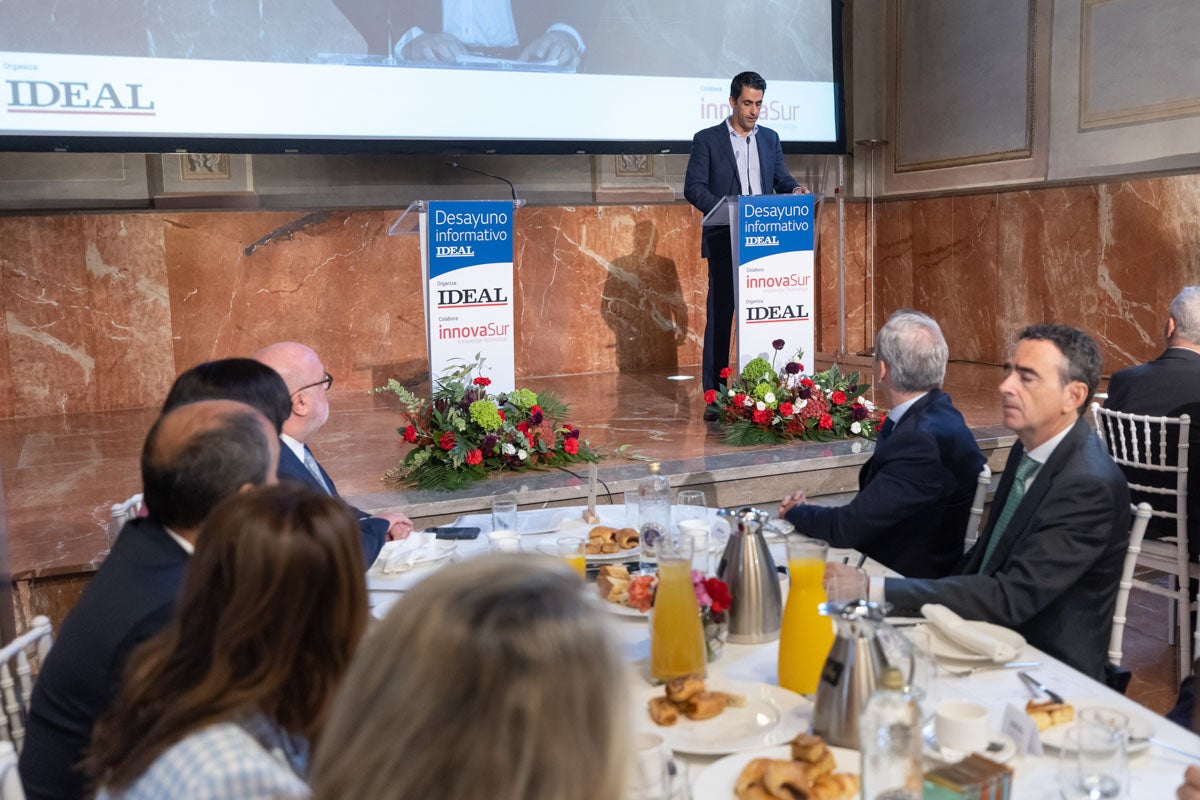 Numerosas personalidades del mundo de la política y la sociedad granadina y andaluza se han dado cita en el Hotel Santa Paula este viernes