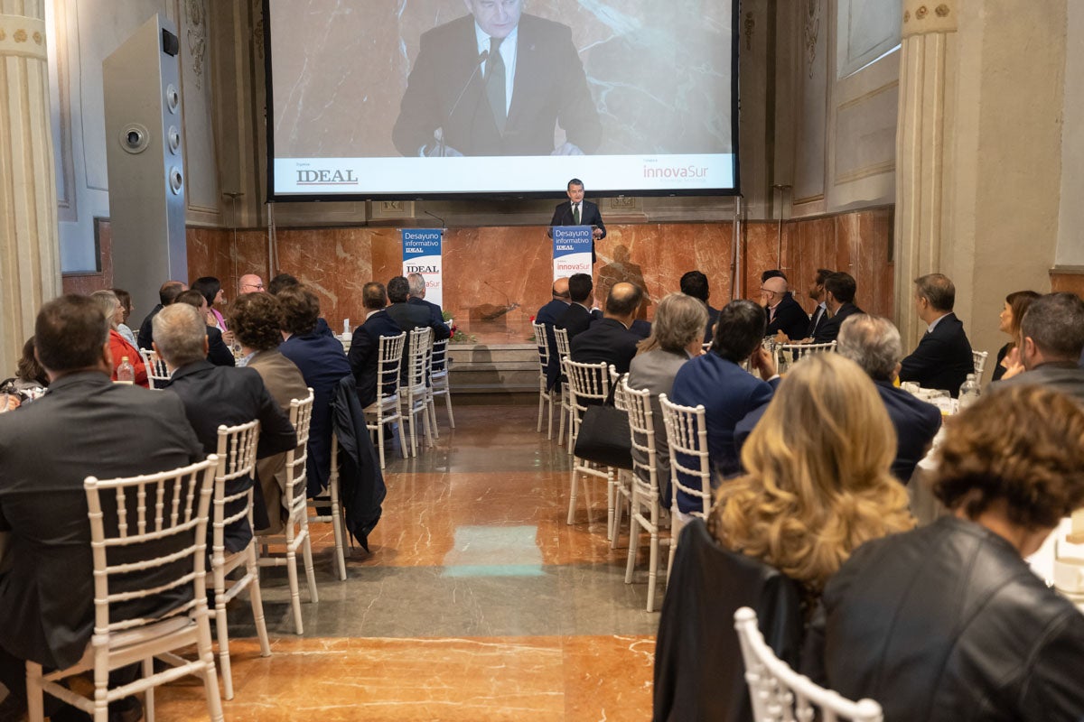 Numerosas personalidades del mundo de la política y la sociedad granadina y andaluza se han dado cita en el Hotel Santa Paula este viernes