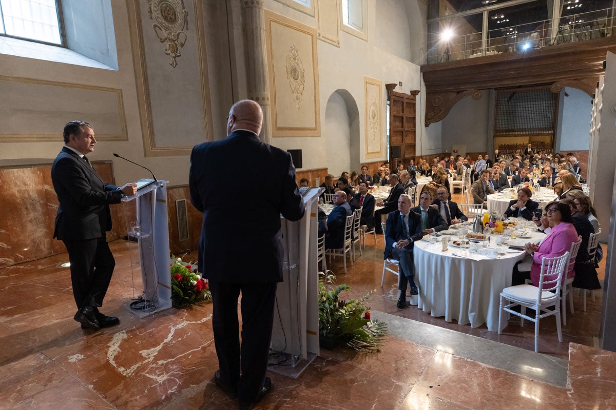 Numerosas personalidades del mundo de la política y la sociedad granadina y andaluza se han dado cita en el Hotel Santa Paula este viernes