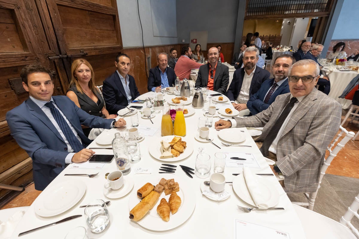 Numerosas personalidades del mundo de la política y la sociedad granadina y andaluza se han dado cita en el Hotel Santa Paula este viernes