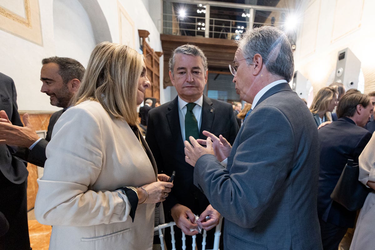 Numerosas personalidades del mundo de la política y la sociedad granadina y andaluza se han dado cita en el Hotel Santa Paula este viernes