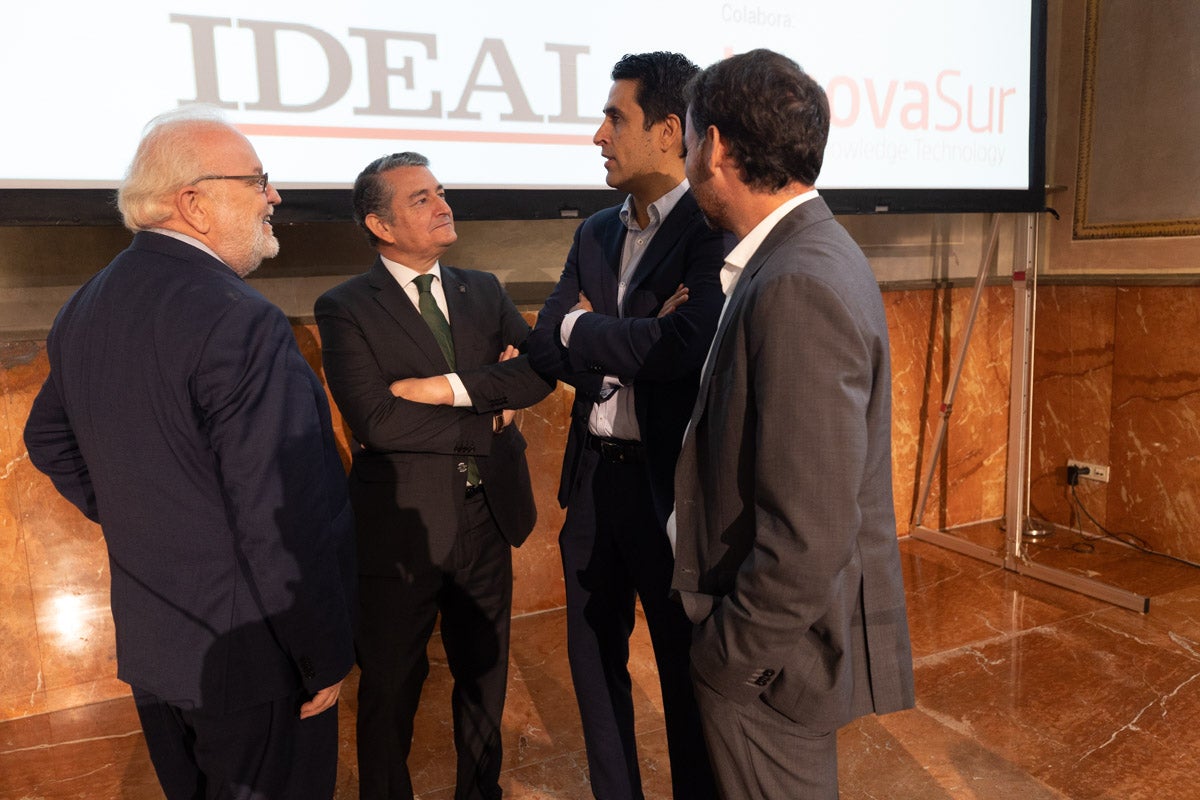 Numerosas personalidades del mundo de la política y la sociedad granadina y andaluza se han dado cita en el Hotel Santa Paula este viernes