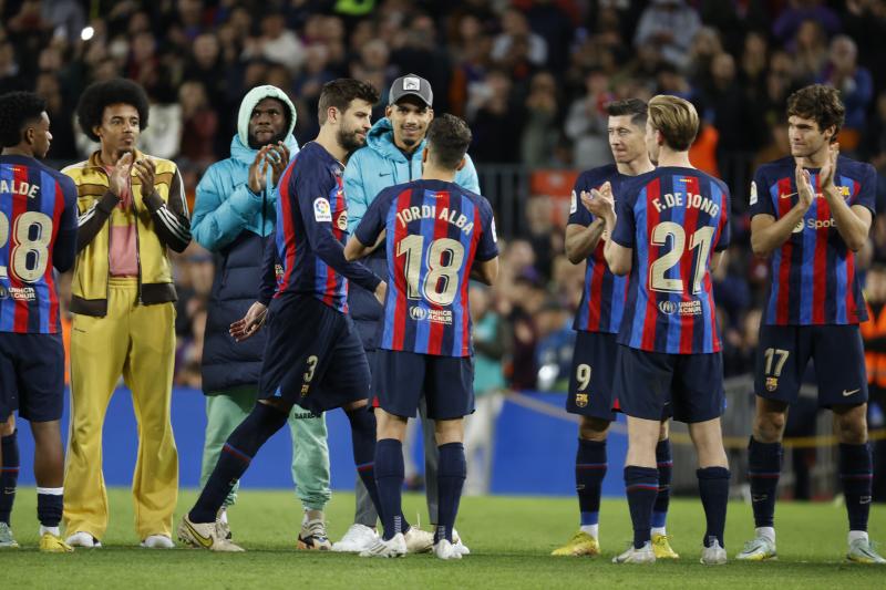 Piqué recibe un pasillo como homenaje tras ser sustituido.