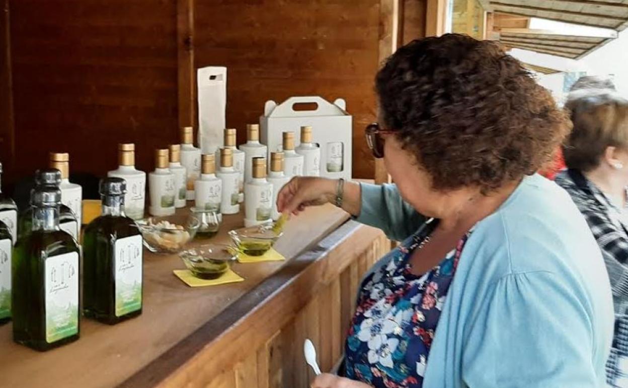 Una mujer degsuta aceite en la Feria del Primer Aceite de Jaén. 
