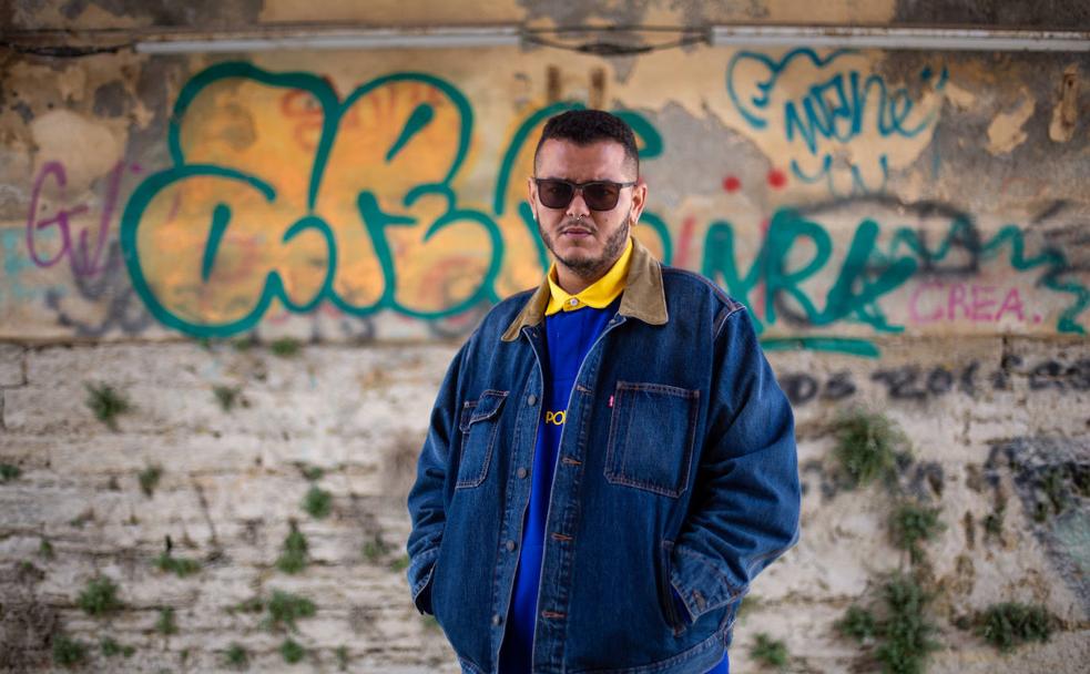 Carlos Allende, en uno de los arcos del puente romano del Genil, en el Paseo del Violón. 