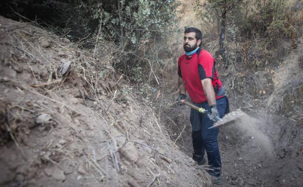 Imagen principal - Actuando el tramo de cauce que hay junto al Carmen de la Patrona. 