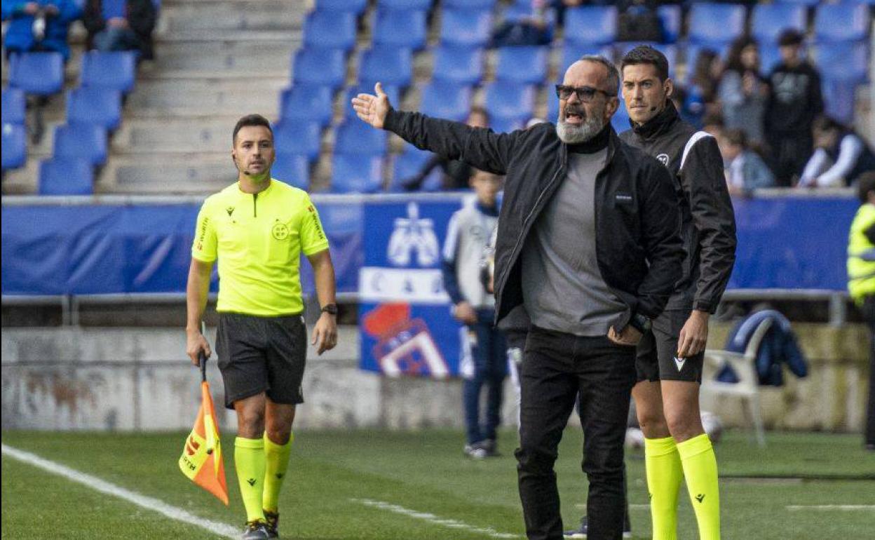 Álvaro Cervera ordena a sus futbolistas durante el partido. 