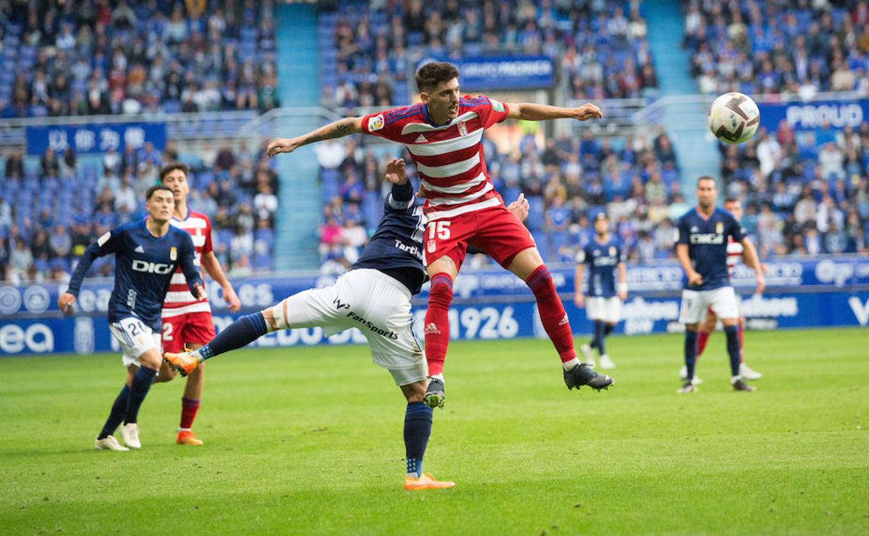 Carlos Neva disputa un balón aéreo en Oviedo. 