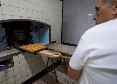 Imagen secundaria 1 - El presidente de los pasteleros andaluces, Francis Vílchez y el presidente de la IGP de Alfacar, Gabriel Vílchez rompen una barra de pan como símbolo de protesta. 