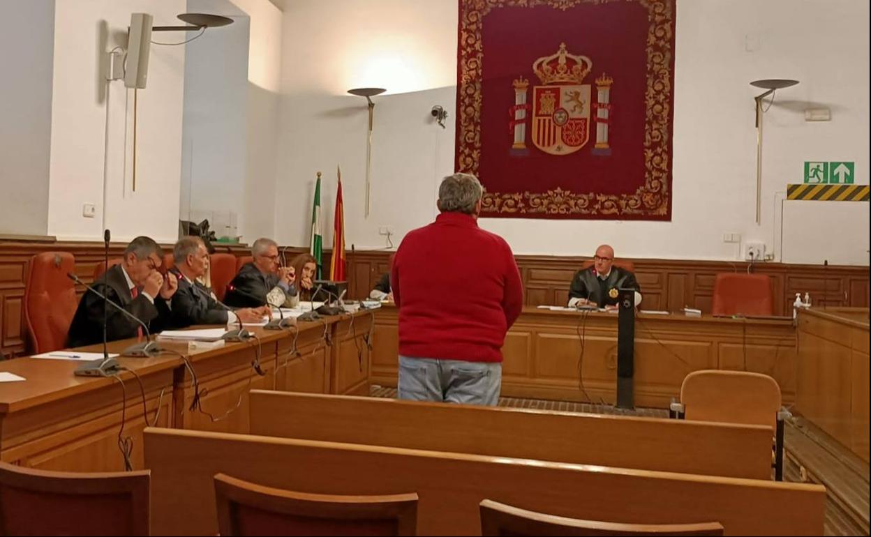 El hombre acusado de doble homicidio imprudente por conducir bebido, este lunes, en el juicio con jurado que se celebra en la Audiencia de Granada. 