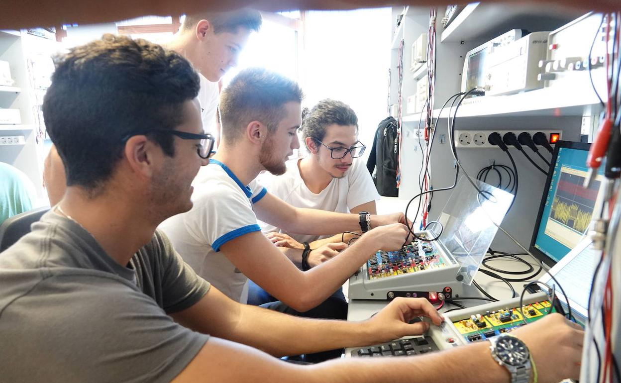 Alumnos en un laboratorio de la Escuela, en una foto de archivo. 