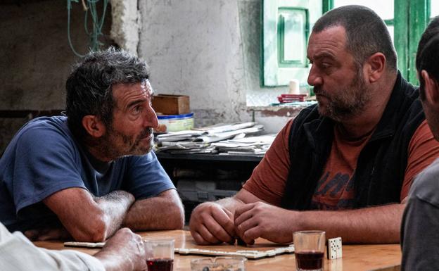 Luis Zahera y Denis Ménochet en 'As bestas'.