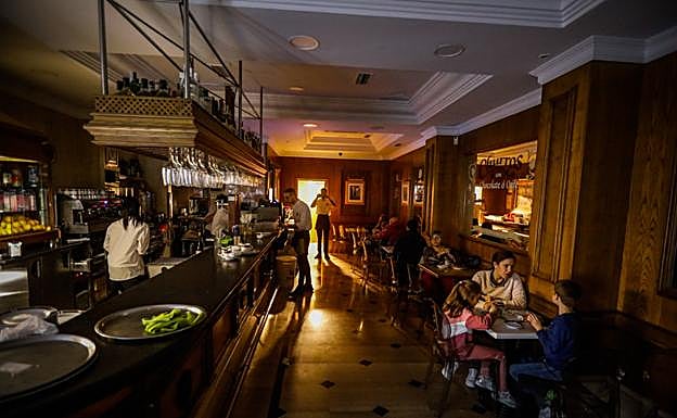 El interior de una cafetería, sin luz.