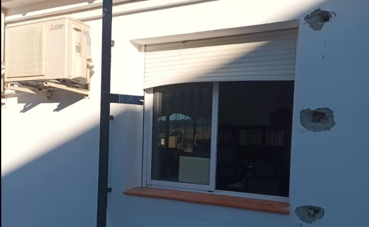 Ventana que forzaron los ladrones para acceder al interior de la cooperativa de aceite de Íllora. 