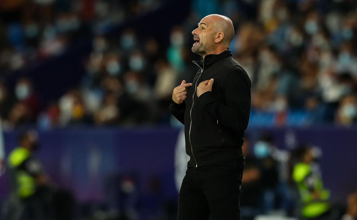 Paco López, en un partido como técnico del Levante en la pasada temporada. 