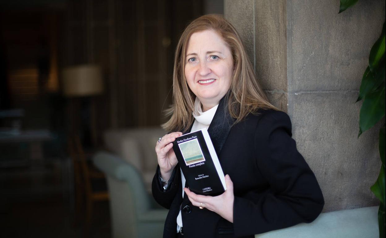 La profesora Remedios Sánchez, con el libro. 