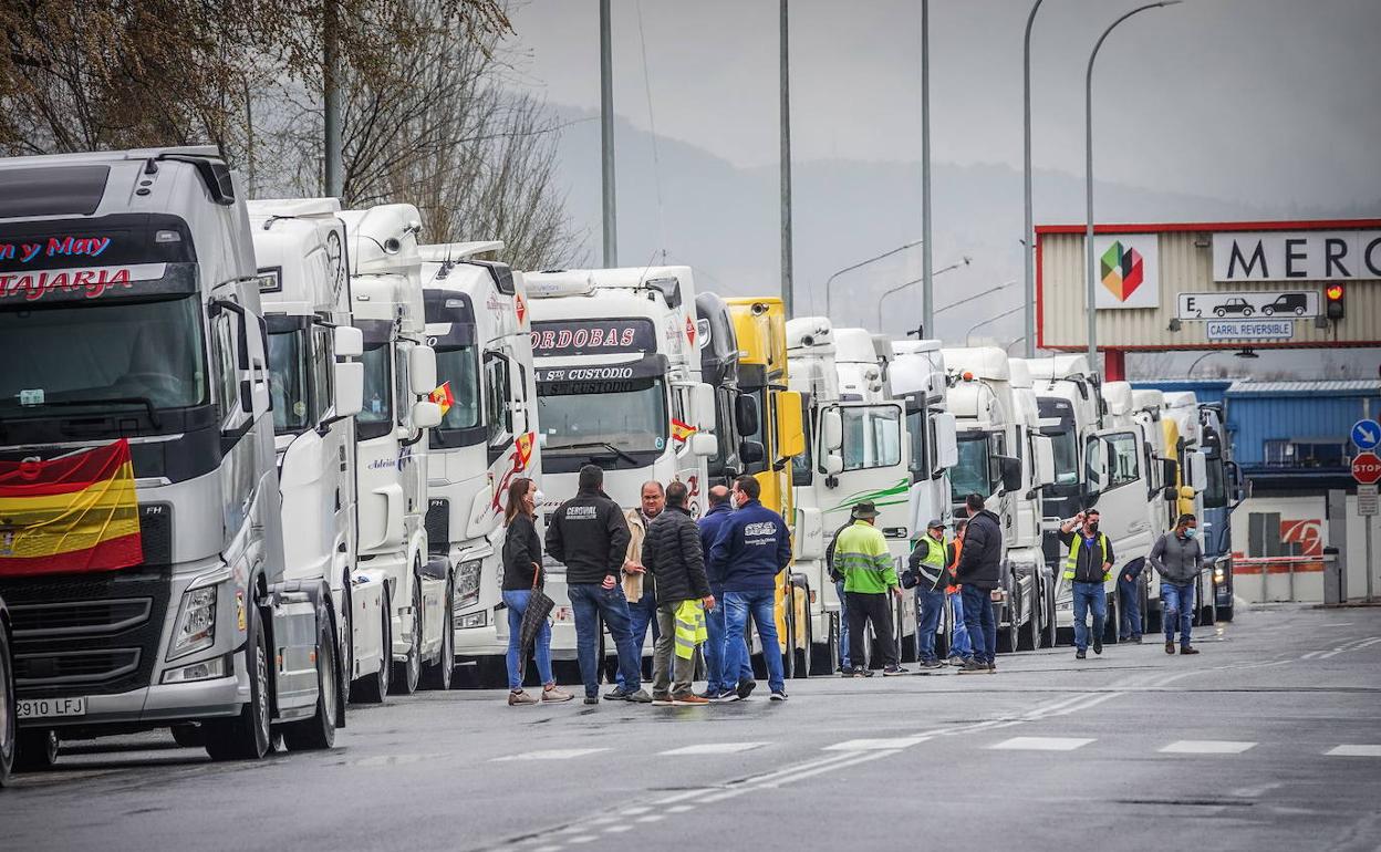 Manifestación de camioneros desde Mercagranada el pasado mes de marzo.