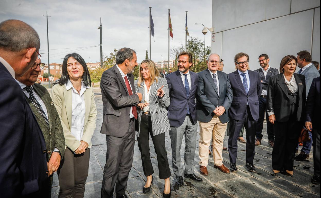 Representantes institucionales antes del foro; en el centro conversan Xavier Flores y Marifrán Carazo. 