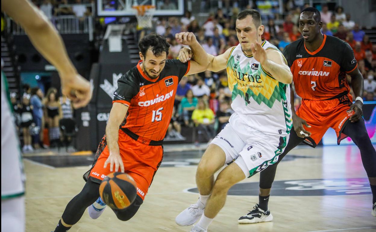 Lluís Costa avanza con el balón en el triunfo del Covirán sobre el Surne Bilbao en el Palacio de los Deportes.