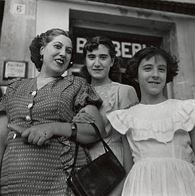 Madre con sus dos hijas.