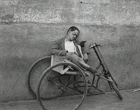 Una siesta en plena calle.