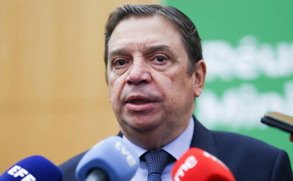 Luis Planas atendiendo a los medios. 