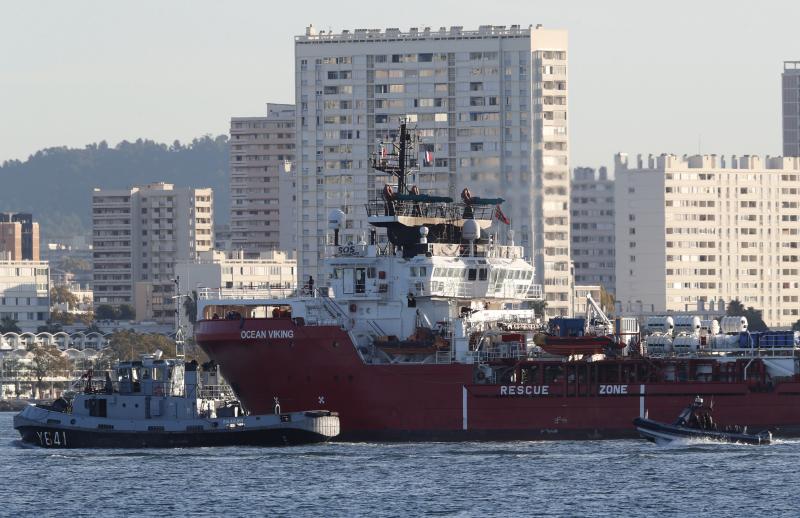 El buque de rescate a su llegada al puerto de Tolón