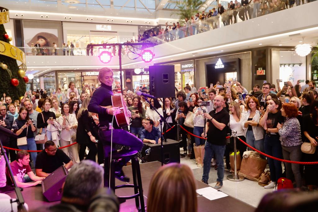 El cantante ha inaugurado una conocida tienda de la ciudad en el CC Nevada. 