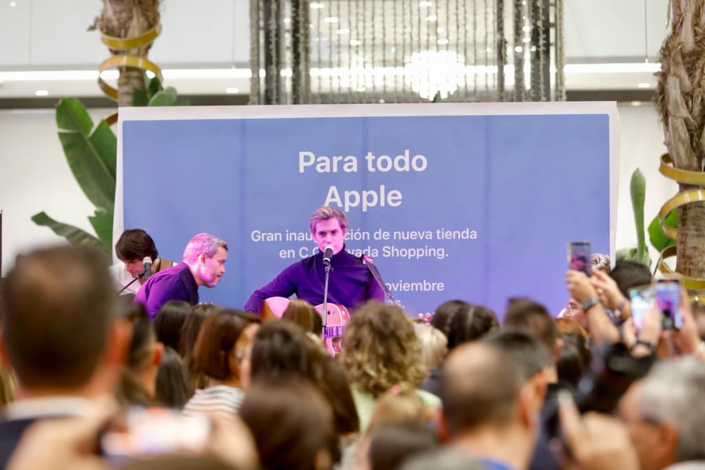 El cantante ha inaugurado una conocida tienda de la ciudad en el CC Nevada. 