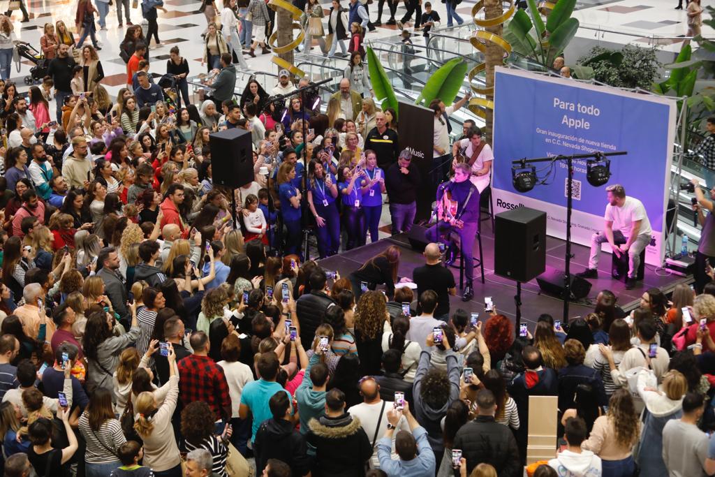 El cantante ha inaugurado una conocida tienda de la ciudad en el CC Nevada. 