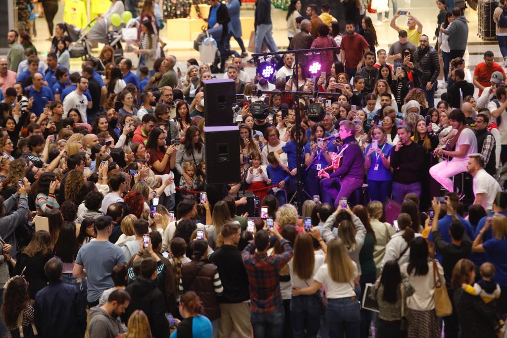El cantante ha inaugurado una conocida tienda de la ciudad en el CC Nevada. 