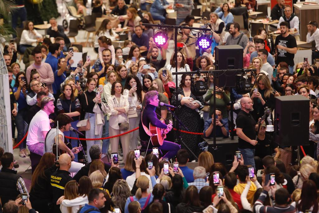 El cantante ha inaugurado una conocida tienda de la ciudad en el CC Nevada. 