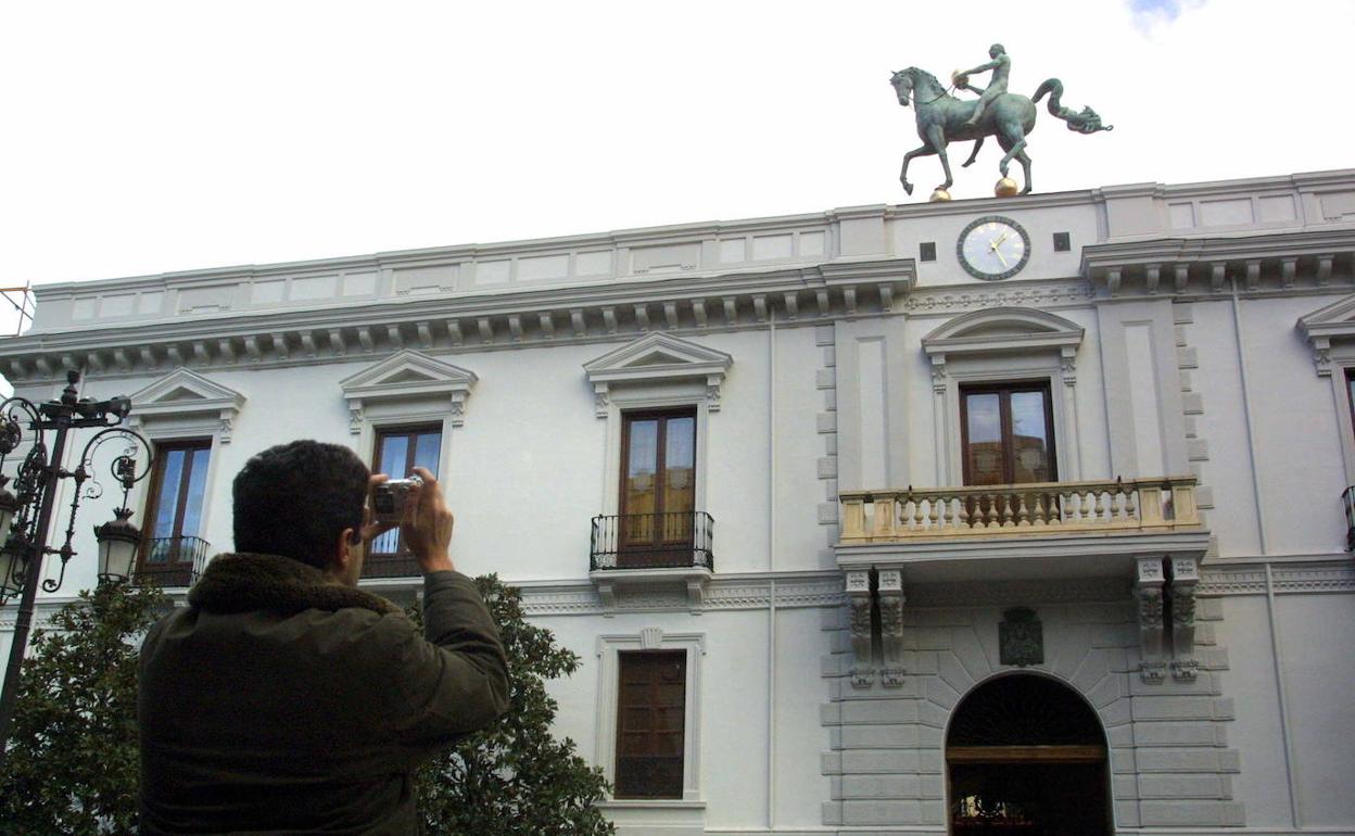 Estatura el Instante Preciso, que preside la fachada del Ayuntamiento de Granada.